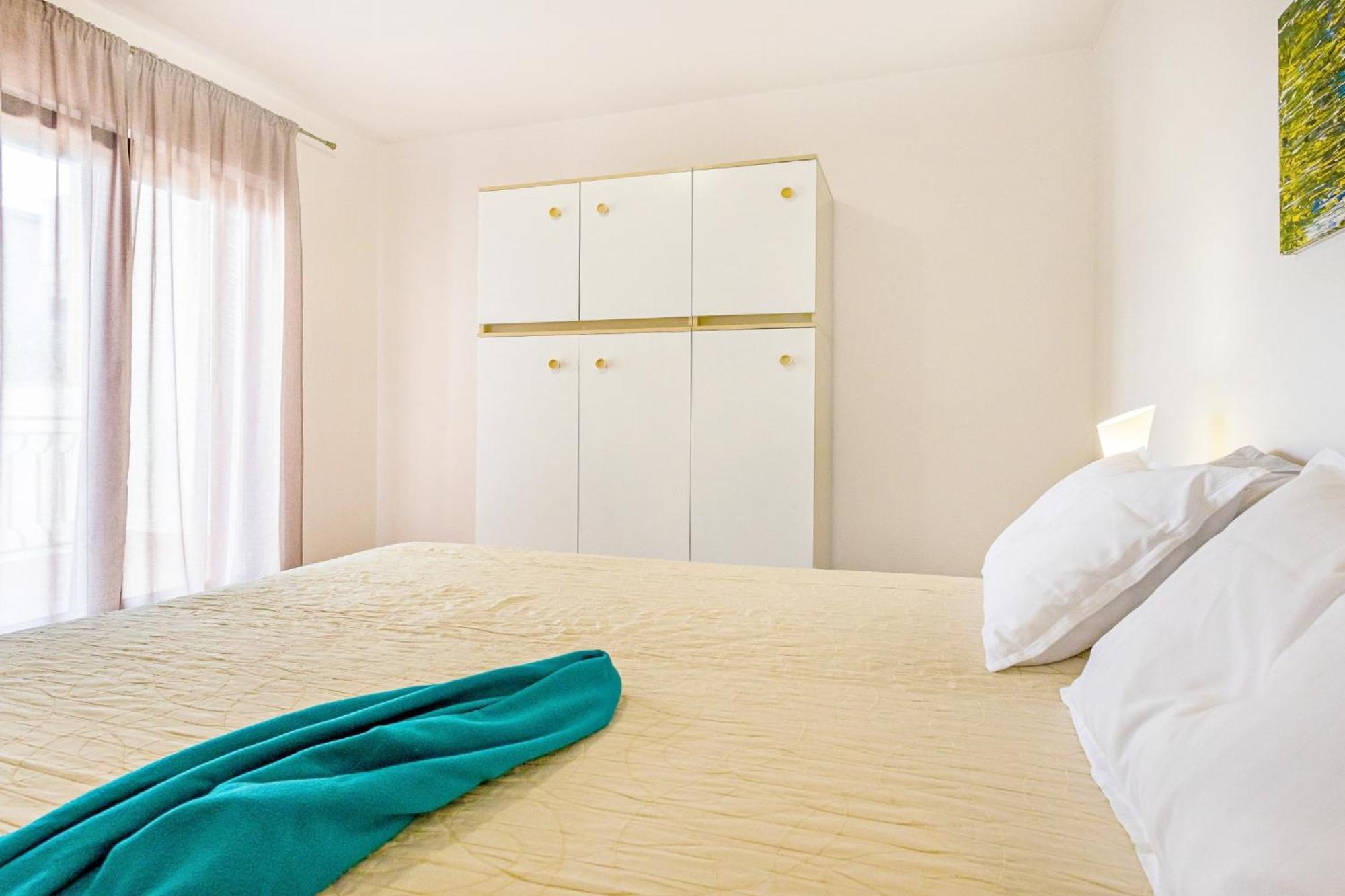Apartman With A Parking Space - 22511